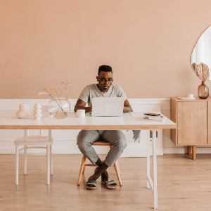 Homme sur un ordinateur au bureau